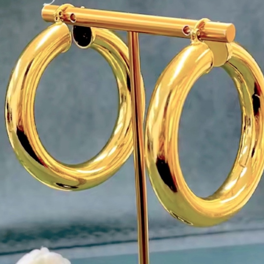 18kt Chunky GP Hoop Earrings 😘
